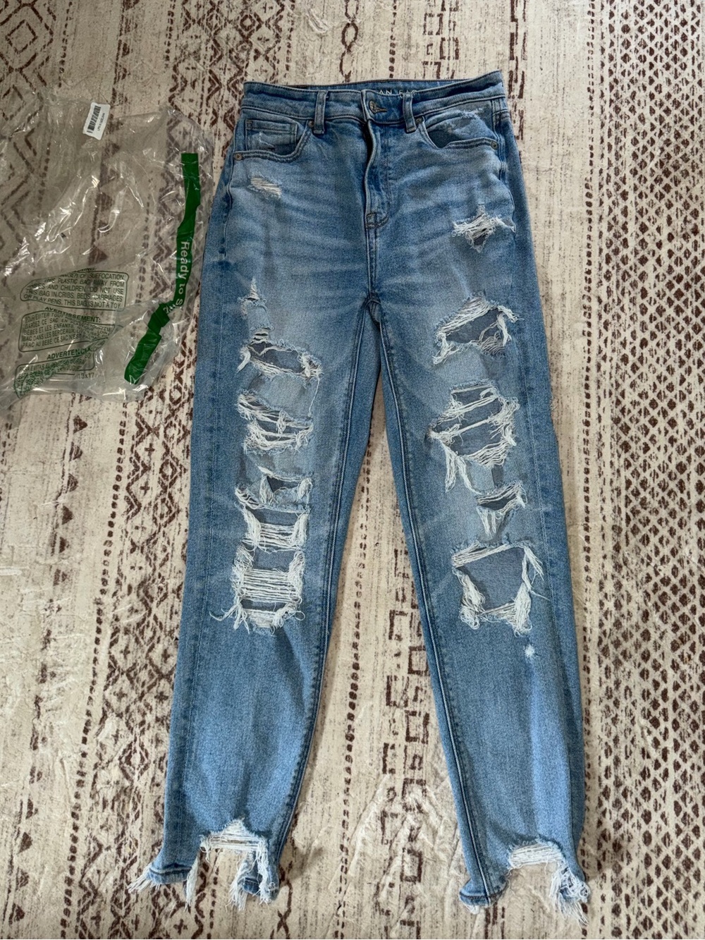 American Eagle ripped stretch mom jeans size 2 regular new
